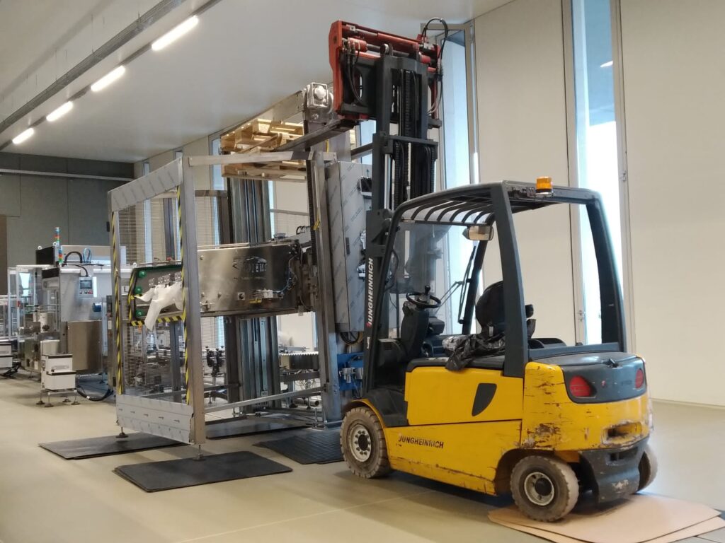Montaggio di nastri e di macchine riempitrici per la linea di imbottigliamento di vino prodotto dalla società agricola Pieropan.